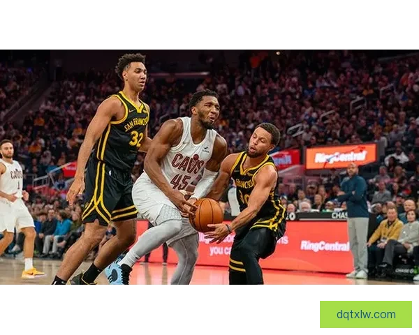 勇士对阵骑士第四场比赛回放解析关键瞬间全景呈现战术博弈与球星表现深度复盘